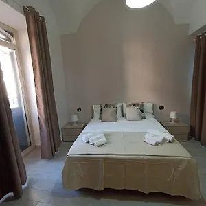 https://vittorio-emanuele-house-catania.taorminaitalyhotels.com